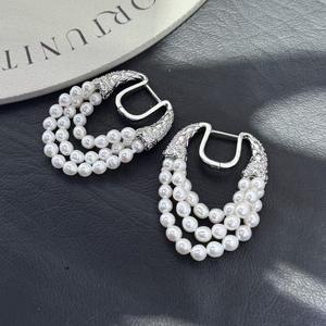 Boucles d'oreilles pendantes en perles multi-couches imitation rétro française 2025, nouveau style populaire pour la mode automne-hiver - Product Image 1