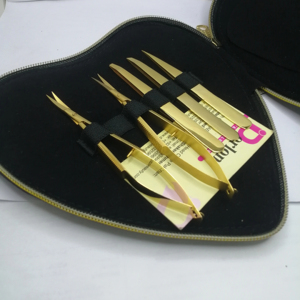 Pinzas para Cejas de Acero Inoxidable con Baño de Oro, Paquete de 5 Piezas, con Tijeras y Estuche Personalizado en Forma de Corazón, Venta al Por Mayor - Product Image 1