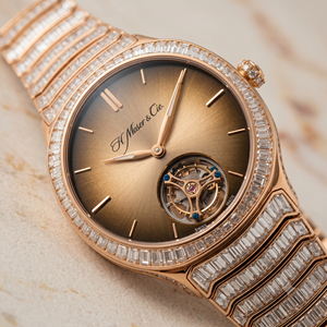 Reloj H. Moser Cie. Streamliner de Cuarzo con Cristal de Zafiro, Bisel con Diamantes, Pantalla Analógica Azul, Cierre Desplegable, Diseño Antiguo de Dibujos Animados - Product Image 6
