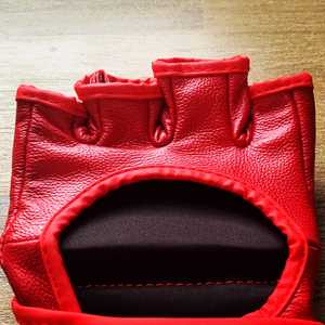 Gants de MMA UFC Freedom 250 en cuir PU rouge, demi-doigts, pour adultes, entraînement d'arts martiaux, logo personnalisé - Product Image 4