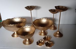 Juego de flores flotantes Taj Urli hechas a mano |   Juego de tazas Hammered Taj con soporte |   Urli con Tazón para Sala de Estar |   Pooja Diya, Diwali. - Product Image 2
