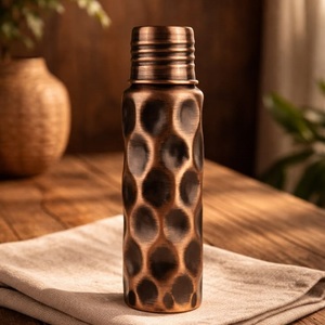 Botella de Agua Aislada al Vacío de Cobre Premium, Acabado Martillado, Diseño Minimalista, Retención Térmica de 12-24 Horas - Product Image 5