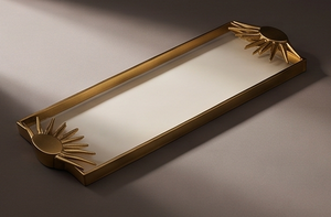Plateau de service rectangulaire de luxe en métal émaillé blanc avec poignées décoratives en forme de rayons de soleil dorés, pour table, vanité et boissons - Product Image 3
