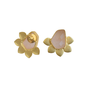 Boucles d'oreilles clous florales en laiton plaqué or faites à la main avec pierre semi-précieuse quartz rose, bijoux contemporains légers, vente en gros - Product Image 6
