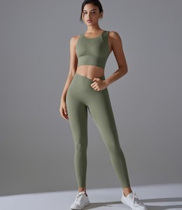 Ensemble de sport 2 pièces personnalisé avec logo pour femme, respirant et écologique en polyester/coton, idéal pour le yoga et la gym - Product Image 3