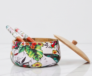 Ensaladera de madera con estampado floral, con tapa y cucharas para servir, de madera de acacia tropical. - Product Image 1