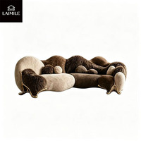 Canapé modulable de luxe au design artistique en forme de nuage irrégulier, en tissu peluche Teddy, avec pieds en métal doré, canapé courbé de designer pour salon de villa