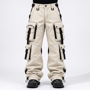 Pantalon cargo multi-poches blanc crème pour homme avec sangles à boucle noires, détails zippés, poignets ajustables, fabrication OEM personnalisée, vente en gros - Product Image 1