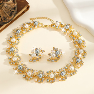 Collana in lega di alta qualità con <span class=keywords><strong>perle</strong></span> <span class=keywords><strong>grigie</strong></span> e motivi in strass per feste - Product Image 3
