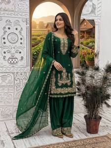 Ensemble Kurta traditionnel indien pakistanais en soie vert émeraude pour femmes, longueur au sol, avec dupatta, coupe régulière, tenue ethnique toutes saisons - Product Image 3