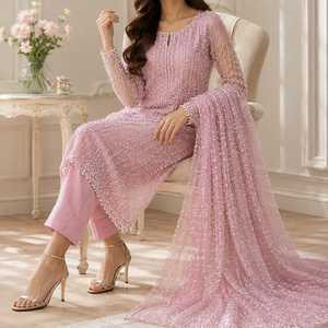 Ensemble de costume pakistanais en tulle orné de perles et de cristaux pour femmes – Salwar Kameez de créateur pour les occasions spéciales avec Kurta richement brodée à la main - Product Image 4