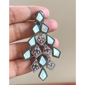 Boucles d'oreilles pendantes élégantes en argent plaqué de qualité supérieure avec pierres de zircon pour femmes, idéales pour les mariages et les soirées. - Product Image 1