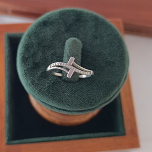 Anillo de Plata de Ley 925 con Cruz de Circonia Cúbica y Banda Curva para Mujer, Anillo de Cóctel Religioso Cristiano, Regalo de Joyería Fina - Product Image 1