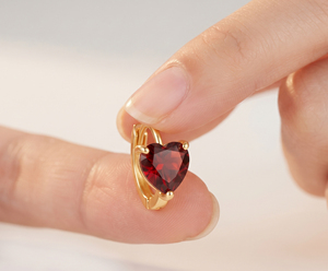 Pendientes tipo huggie de plata 925 chapados en oro de 18 quilates con gema roja tallada en forma de corazón para mujer - Product Image 3