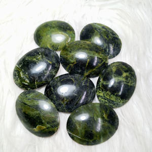 Venta al por mayor de alta calidad Natural Indonesia Serpentina Palma Piedra Piedras preciosas Artesanías Cristal curativo 45x35x15mm 30 pcs/kg - Product Image 1