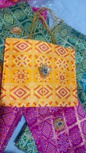 Sac fourre-tout traditionnel indien à imprimé Bandhani avec bordure Gota Patti, sac à main ethnique en soie fait main avec poignées tressées dorées - Product Image 2
