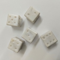 Ensemble de dés en marbre à pois jaunes, aux couleurs vives et avec des points blancs audacieux et des paillettes intégrées, pour le sac de dés de jeu ultime