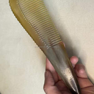 Auténtico peine de cuerno de buey hecho a mano en color natural pulido - Product Image 3