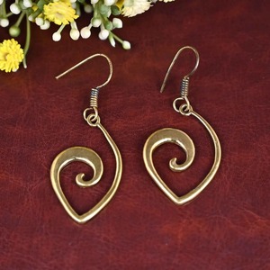 Boucles d'oreilles en laiton plaqué or, forme irrégulière, style antique, bijoux artisanaux en métal poli - Product Image 2