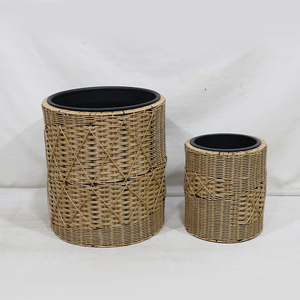 Maceta de Plástico con Cilindro Metálico, Estilo Mimbre, para Decoración de Jardín y Patio Exterior, en Oferta - Product Image 1
