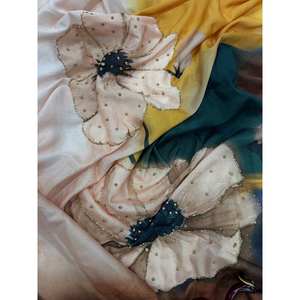 Hermoso Sari con Estampado Floral y Perlas, Trabajo Artesanal, Elegante Conjunto de Joyería Fina para Fiestas - Product Image 4