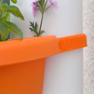 <span class=keywords><strong>Pot</strong></span> de fleur en plastique suspendu en gros à bas prix décor de plantation de croissant vertical avec trou de drainage pour tuyau mur jardin extérieur - Product Image 5