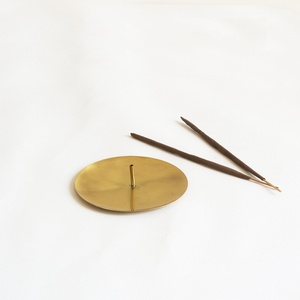 Porte-encens en laiton, forme ronde simple, plateau en métal pour attraper les cendres, pour bâtonnets d'encens. Design moderne et élégant pour le yoga et la méditation - Product Image 3