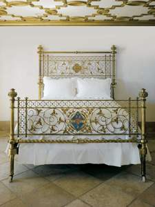 Cadre de lit élégant en laiton qui rehausse le design intérieur de la chambre, avec une robustesse en métal poli et un attrait intemporel. - Product Image 4