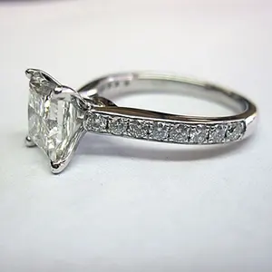 แหวนหมั้นเพชรโมอิสซาไนต์ทรงปรินเซสคัท 3 กะรัต VVS1 ชุบเงินสเตอร์ลิง สไตล์วินเทจ TISHYA DIAMOND - Product Image 1