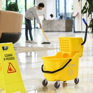 Ensemble de chariot de nettoyage commercial pliable avec seau à serpillière jaune de 34 quarts (20 L) avec essoreuse à pression latérale, poignée en acier et roues - Product Image 2