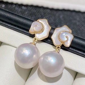 Boucles d'oreilles de style palais en perles d'eau douce de luxe légères et polyvalentes, perles de nacre naturelles rétro - Product Image 3