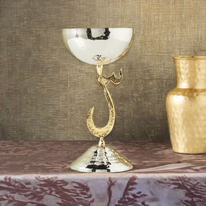 Cuenco de metal plateado con un soporte caligráfico dorado único que combina un diseño elegante con una pieza decorativa llamativa - Product Image 2