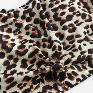 ชุดบิกินี่ออกกำลังกายแบบทูพีซลายดอกไม้คุณภาพสูงไร้รอยต่อพร้อมโลโก้ด้านหน้าสำหรับผู้หญิง ราคาถูก ขายส่ง - Product Image 5