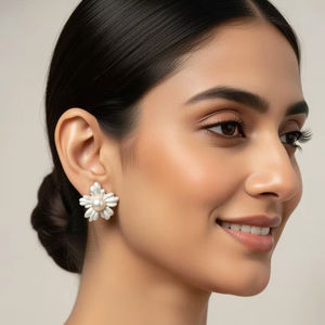 ต่างหูรูปดอกไม้มุกสีขาวพร้อมเคลือบเปลือกหอยสำหรับเครื่องประดับแฟชั่นสตรี - Product Image 2