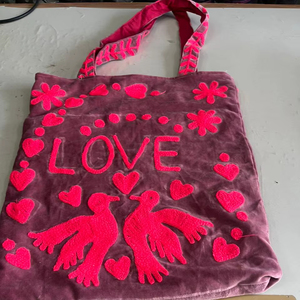 Bolso de mano de terciopelo Premium Love & Peace con elegante bordado, bolso suave para viajes, compras, fiestas, regalo para mujeres, niñas y niños. - Product Image 1