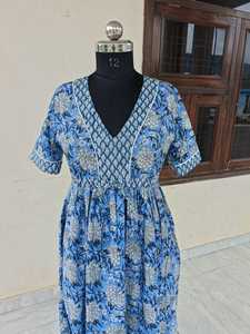 Robe bohème élégante pour femmes, robe maxi en coton imprimé, confortable et respirante, col en V, manches mi-longues, coupe évasée - Product Image 4