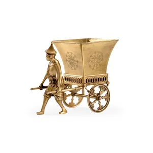 Figurine en laiton doré peinte à la main, chariot avec homme le tirant, brouette décorative de style antique, pièce d'art de collection - Product Image 1