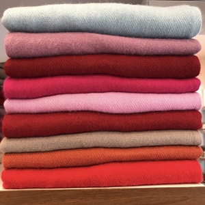 Écharpe d'hiver ultra-mince pour femmes Design en tricot vert solide élégant tissé à la main confortable et léger pour l'automne et le printemps - Product Image 5