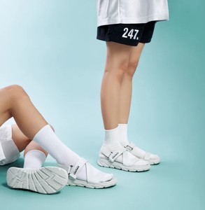 Sandalias Casuales Unisex Color Gris Musgo de Secado Rápido, Ligeras, con Tiras Cruzadas, Cierre de Velcro, Punta Abierta, Logotipo y Talón Extraíble - Product Image 1