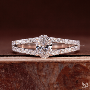 แหวนเพชรแล็บรูปไข่ 0.5 กะรัต ดีไซน์เรียบหรู ขอบเพชรแบบ Pave ทองคำขาว 10K รับรองโดย IGI เหมาะสำหรับขอแต่งงานและแหวนแต่งงาน - Product Image 1