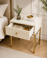 Table de chevet blanche avec incrustations en os, pieds en métal doré, table d'appoint décorative, commode antique avec tiroir pour chambre à coucher et hôtel