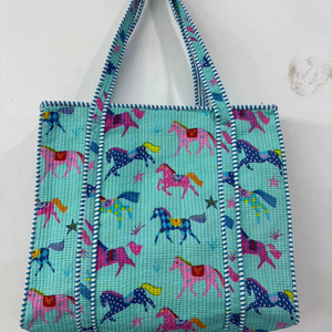 กระเป๋าโท้ทผ้าฝ้ายพิมพ์ลายบล็อกแบบควิลท์ทำมือจากอินเดียสำหรับผู้หญิง ใช้สำหรับพกพาและเดินทาง - กระเป๋าสะพายสำหรับช้อปปิ้ง ซักได้ มีช่องด้านข้าง - Product Image 1