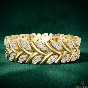 Bague d'éternité en diamant d'inspiration naturelle avec motifs de feuilles répétés, accents pavés ronds brillants et bande large audacieuse, design de luxe - Product Image 2