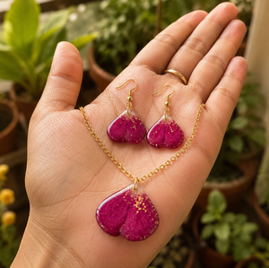 Collier et boucles d'oreilles en résine en forme de cœur avec pétales de rose faits à la main, design attrayant, avec chaîne dorée pour femmes et filles - Product Image 1