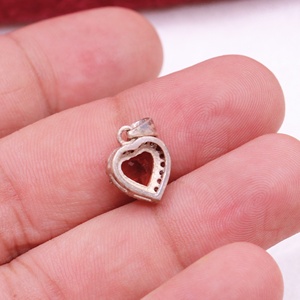 Pendentif en argent sterling 925 massif avec grenat rouge naturel en forme de cœur et halo de diamants sertis à griffes, bijoux fins Memoria Jewels, vente en gros - Product Image 5