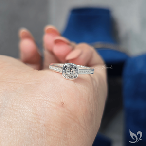 Anillo de compromiso elegante de oro blanco de 10k con diamante de laboratorio de 1 quilate con corte cojín y banda de canal. - Product Image 4