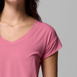 T-shirt décontracté pour femme en polyester respirant et doux avec logo personnalisé, col en V, toucher doux, haut léger pour femme - Product Image 4