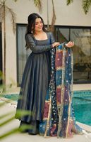 Robe de mariée ethnique indienne très vendue pour l'hiver, Salwar Kameez en soie d'été avec broderies lourdes et sequins, coupe ajustée, séchage rapide, longueur midi