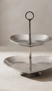 Soporte de Pastel de 2 Niveles de Metal Plateado Premium con Base de Anillo y Asa, Plato de Exhibición y Servicio de Repostería Martillado - Product Image 2