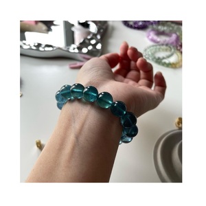 Bracelet en résine de luxe, fabriqué avec des techniques artistiques modernes, accessoire de poignet élégant pour les boutiques de détail - Product Image 1